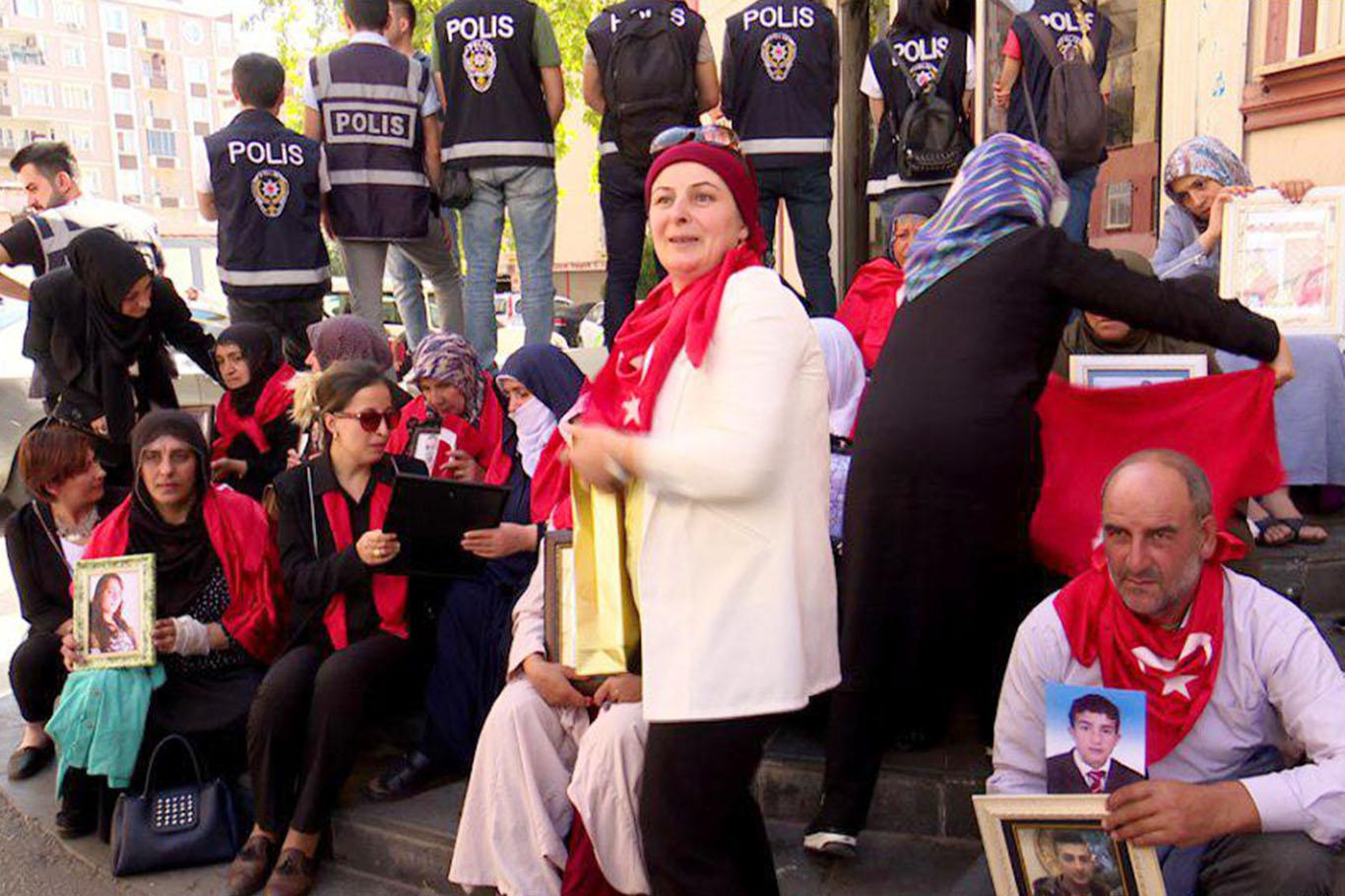 Evlat nöbetindeki annelerin duyguları üzerinden ırkçı söylemler